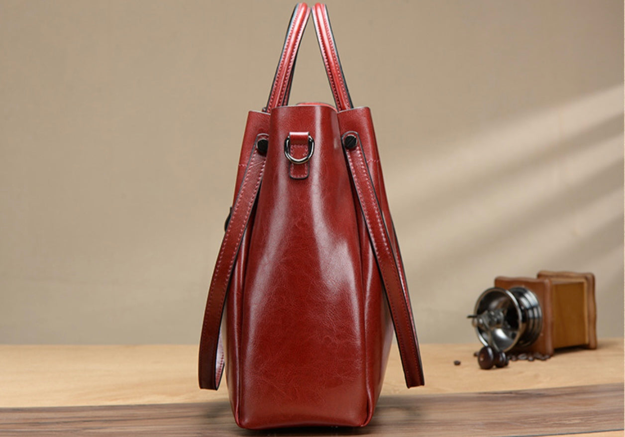 Elegant Elephant Legacy Tote – Premium Oil-Waxed Leather Handbag