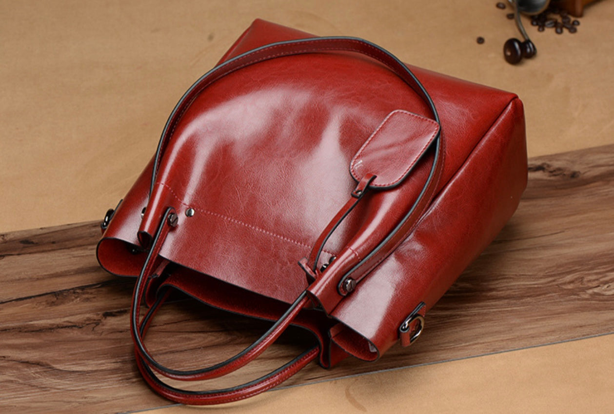 Elegant Elephant Legacy Tote – Premium Oil-Waxed Leather Handbag