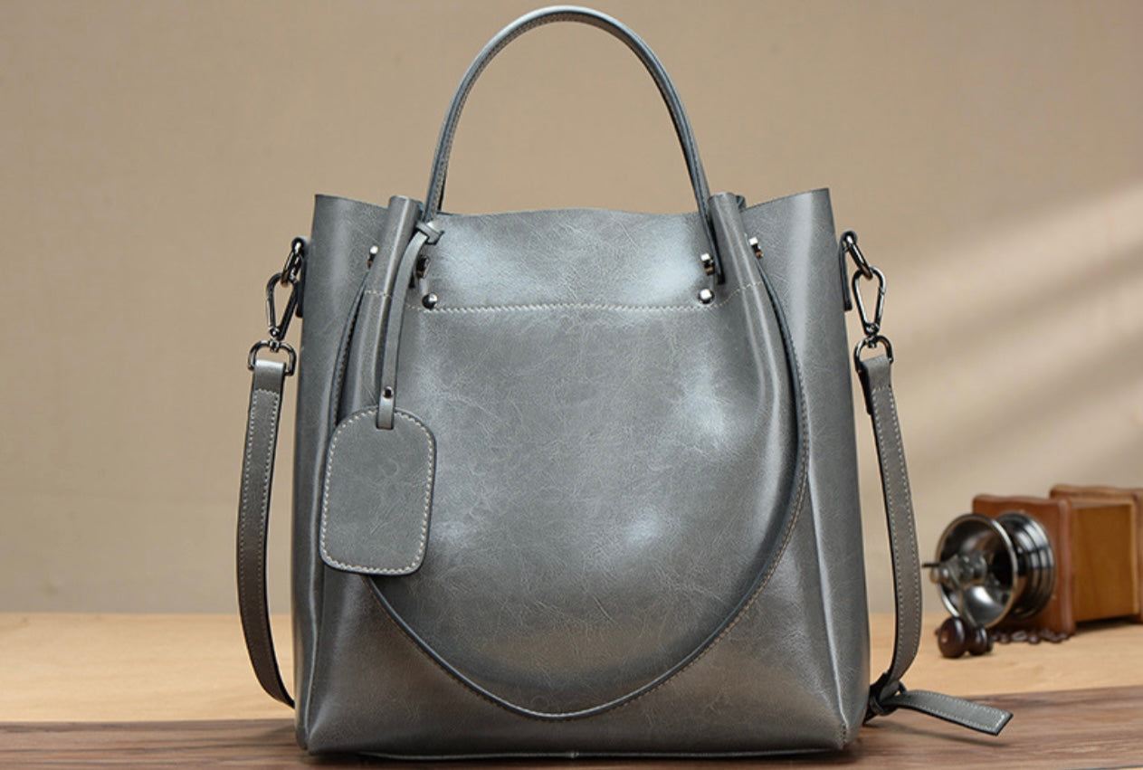 Elegant Elephant Legacy Tote – Premium Oil-Waxed Leather Handbag