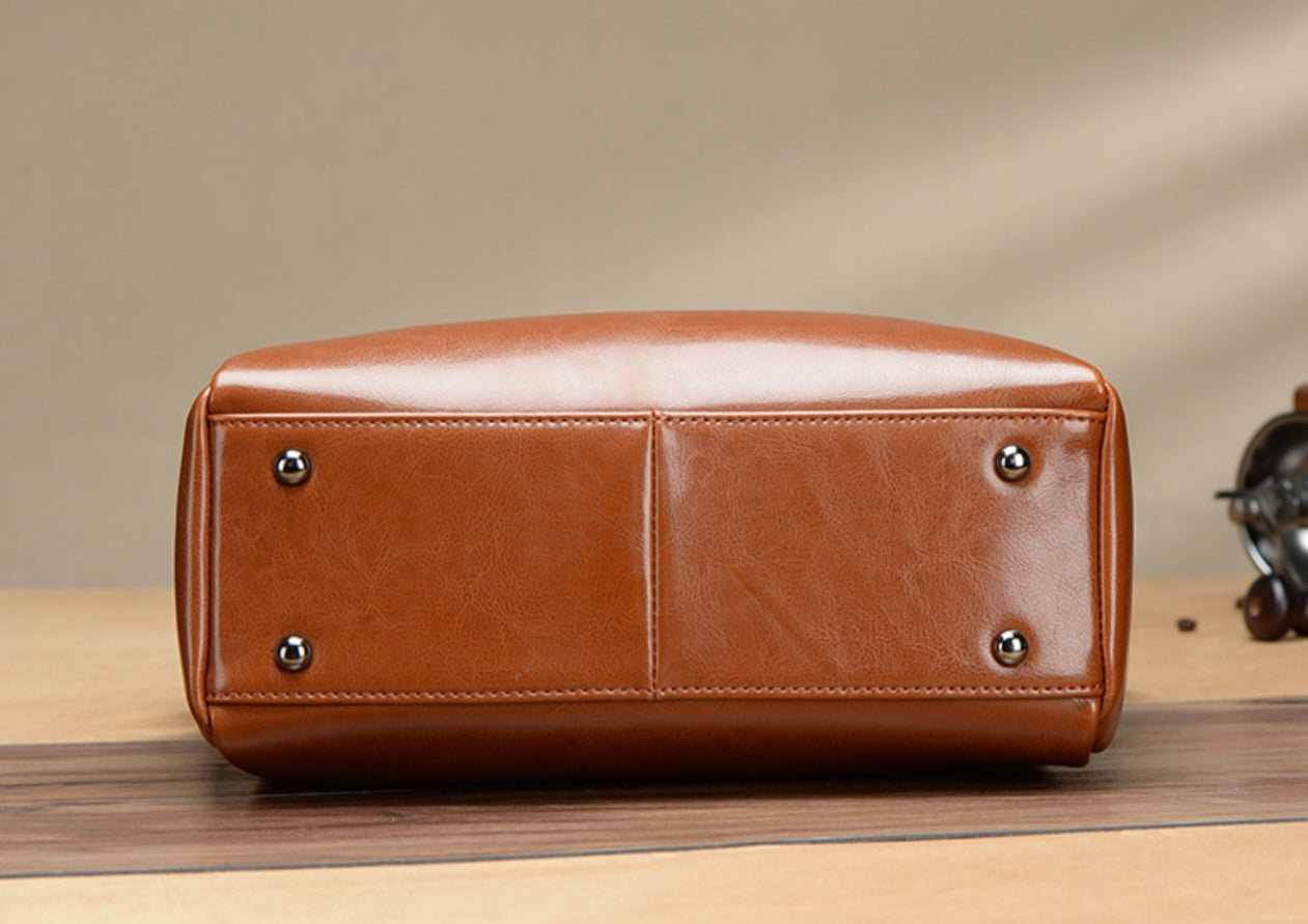 Elegant Elephant Legacy Tote – Premium Oil-Waxed Leather Handbag