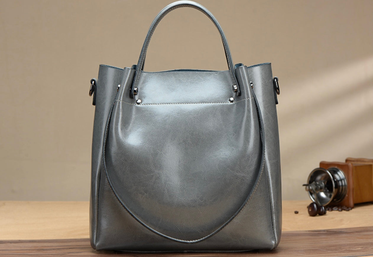 Elegant Elephant Legacy Tote – Premium Oil-Waxed Leather Handbag