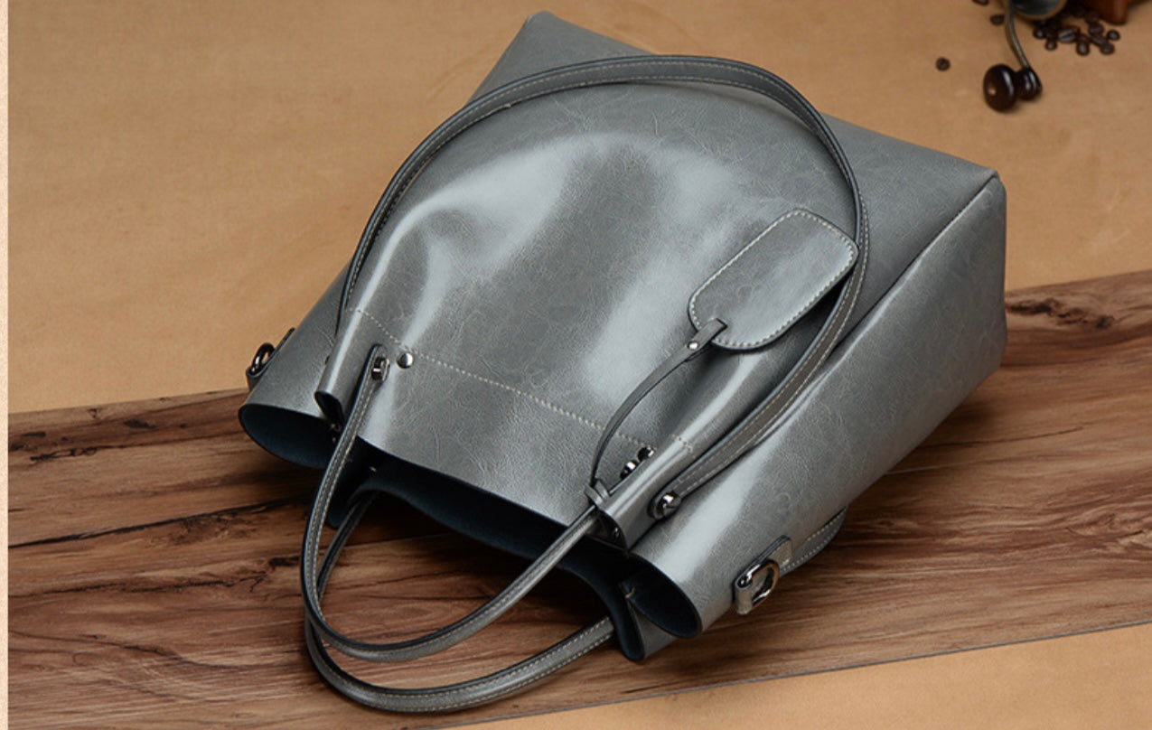 Elegant Elephant Legacy Tote – Premium Oil-Waxed Leather Handbag