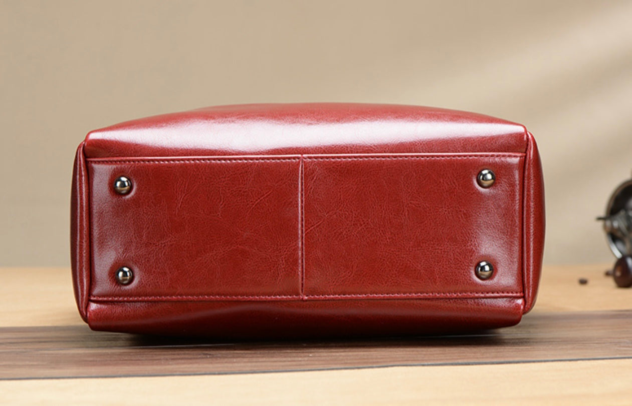 Elegant Elephant Legacy Tote – Premium Oil-Waxed Leather Handbag