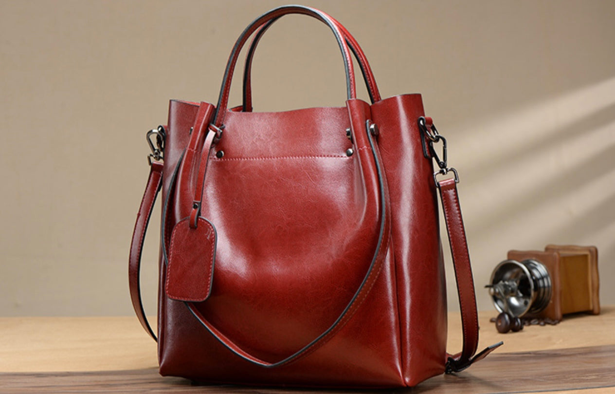 Elegant Elephant Legacy Tote – Premium Oil-Waxed Leather Handbag